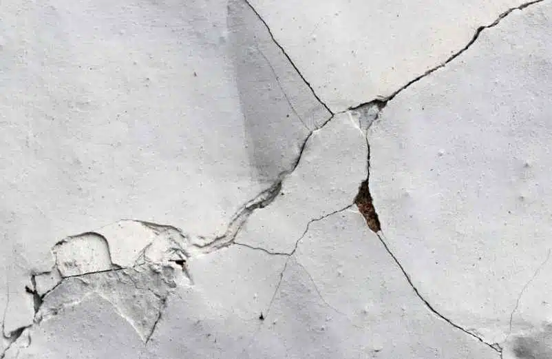 Réparer une fissure dans un mur intérieur : méthodes simples pour un rendu impeccable