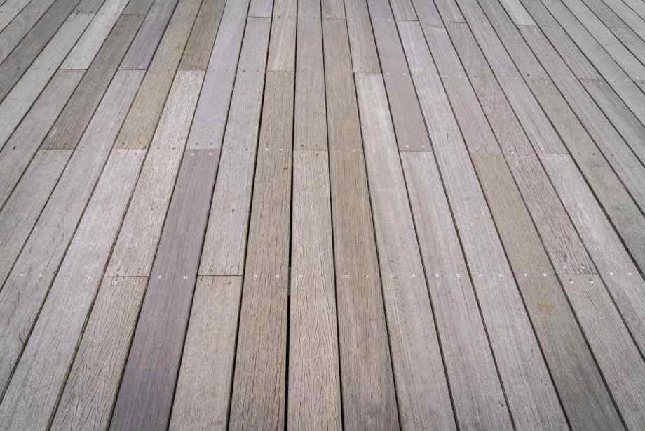 Comment poser une terrasse en composite sur de la terre pour un résultat durable ?-Kallou