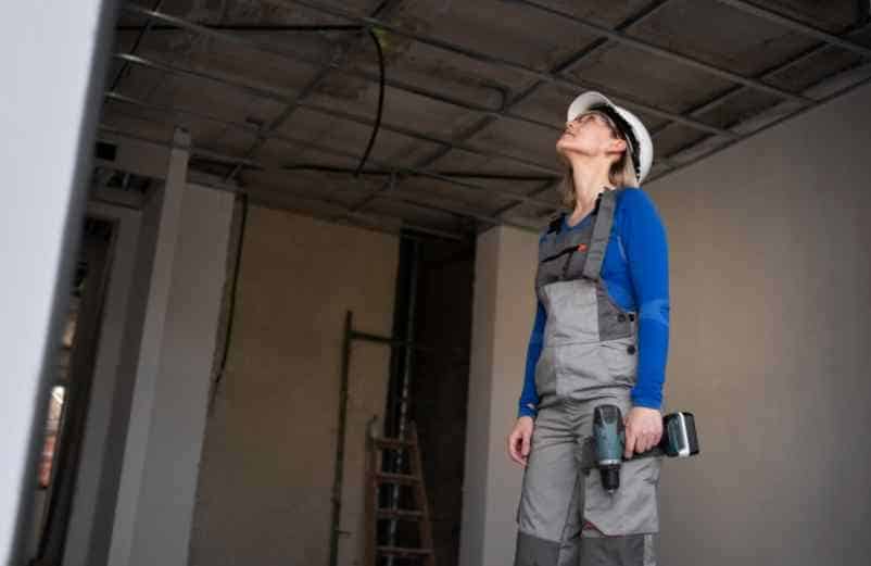 Comment poser du lambris PVC au plafond avec des clips ? Kallou