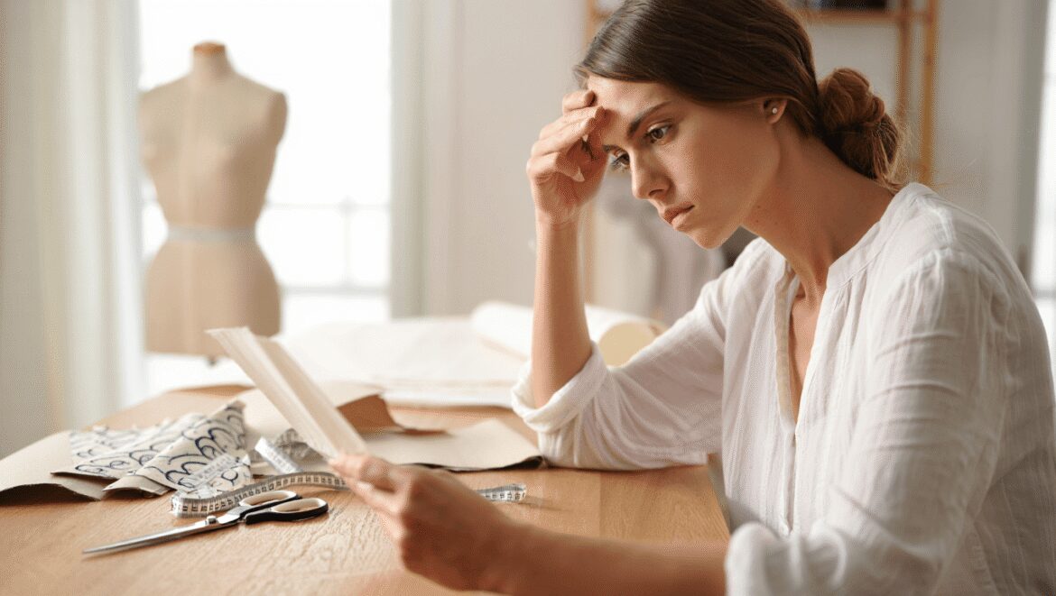 
Couture : les 3 erreurs fatales qui ruinent la coupe de votre
robe de printemps (et votre tissu)

