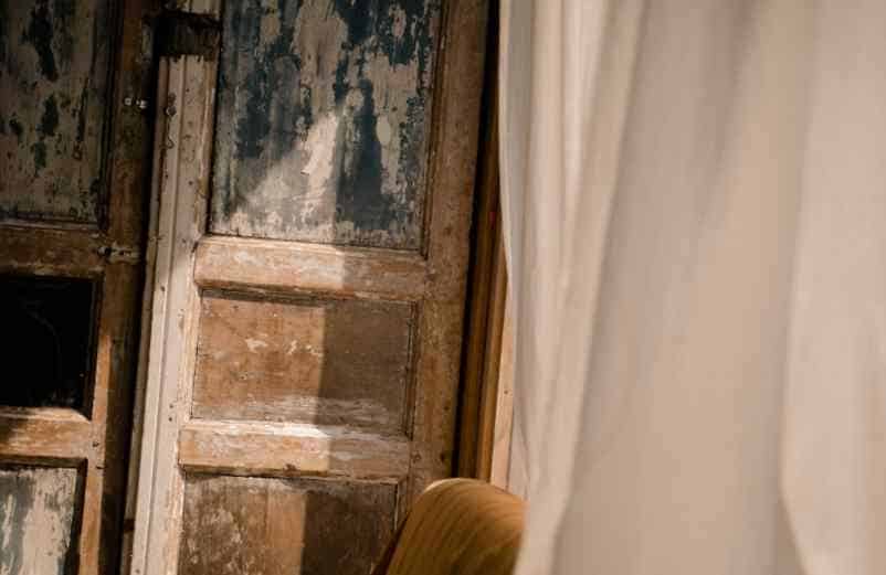 Moisissure blanche sur un meuble en bois : comment l’enlever durablement ? Kallou