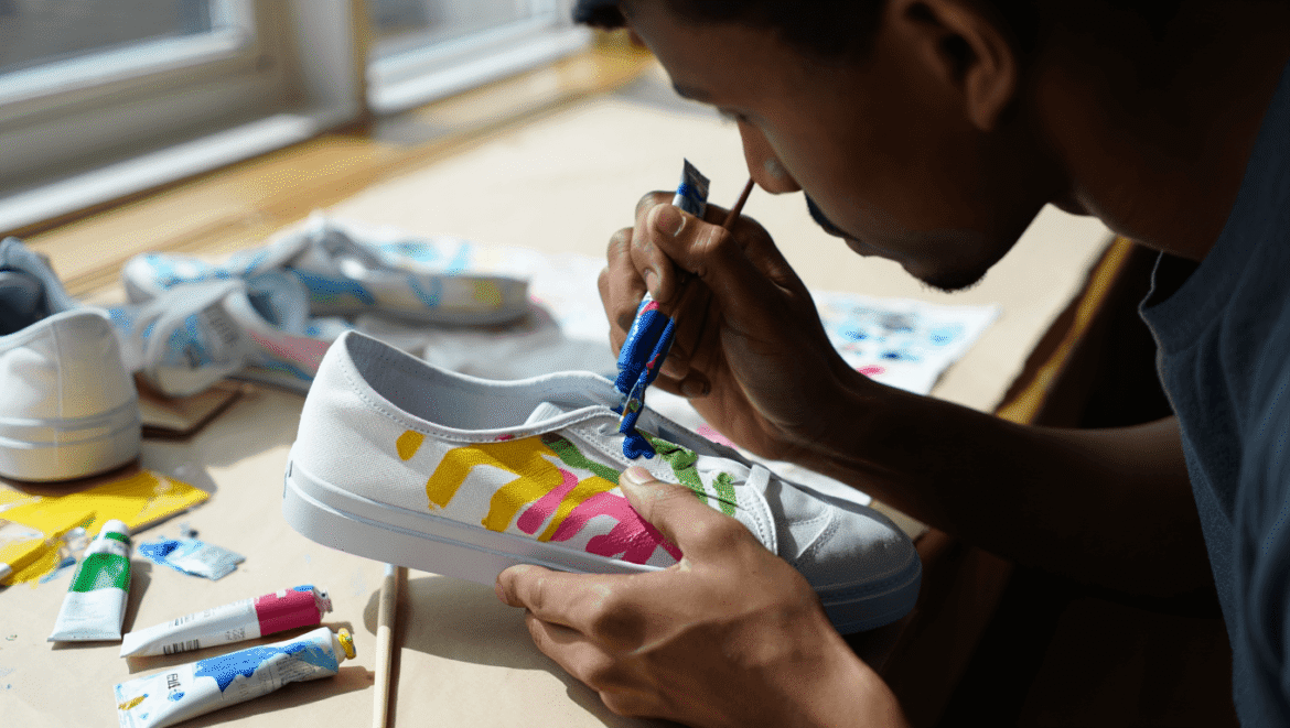 
Customiser des baskets blanches : cette astuce Tik Tok a fait
le buzz

