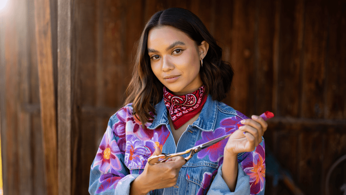 Tuto mode : voici comment customiser une veste en jean avec un bandana