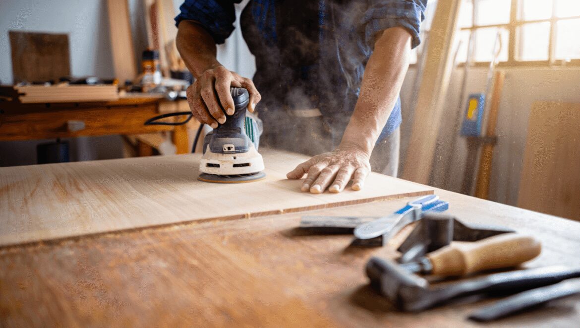 Comment poncer un meuble en bois ? 6 étapes à suivre !