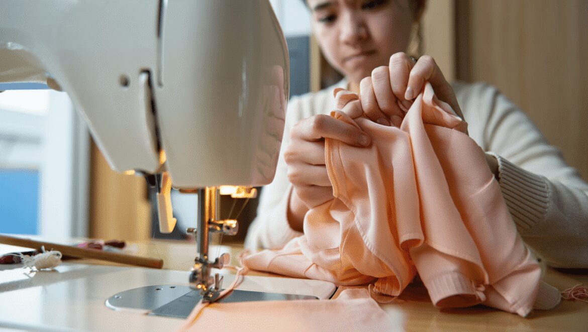 
Ce réglage méconnu de votre machine à coudre sauve vos robes de
printemps (et vos nerfs)

