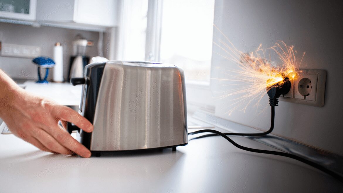 Mon grille-pain fait tout disjoncter : pourquoi ? Que faire ?