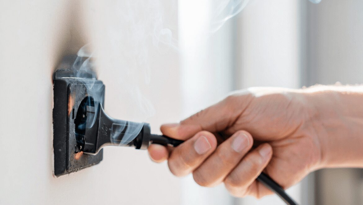 Prise électrique qui chauffe et qui fume : 7 gestes d'urgence à appliquer !