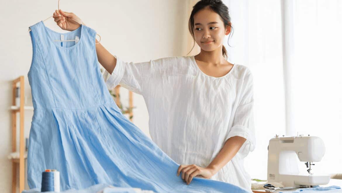 Adieu les patrons compliqués : voici comment coudre une robe fluide
en 1 heure avec seulement 3 coutures