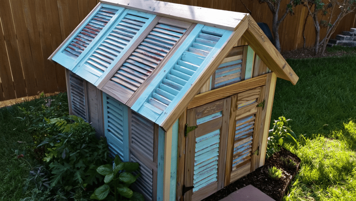 
L'astuce de génie pour transformer de vieux volets en abri de
jardin ultra-chic

