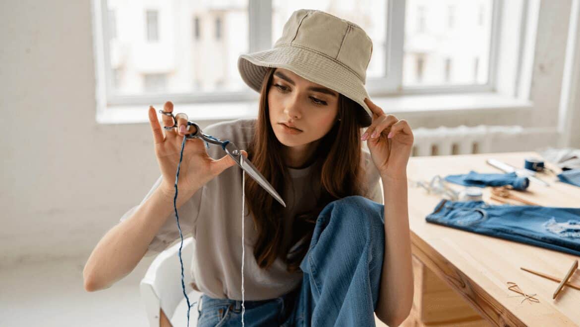 Récup' vieux jeans troués : l'astuce géniale pour les transformer
en bob ultra tendance cet été