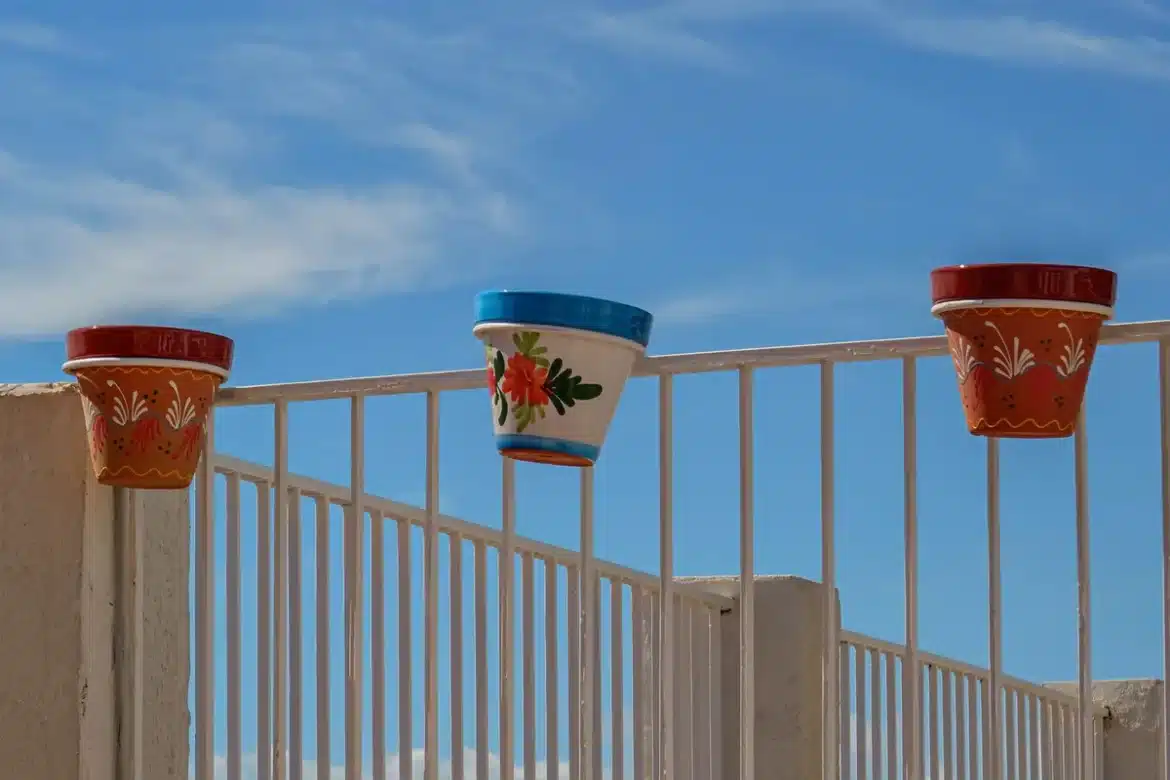 Pot de fleurs coloré en floraison sur un balcon ensoleillé méditerranéen