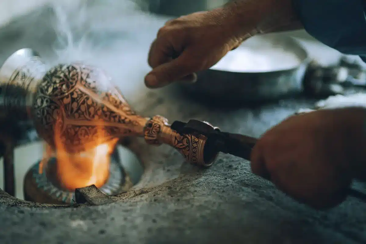 Perforation du bouchon de la bouteille avec une aiguille chauffée