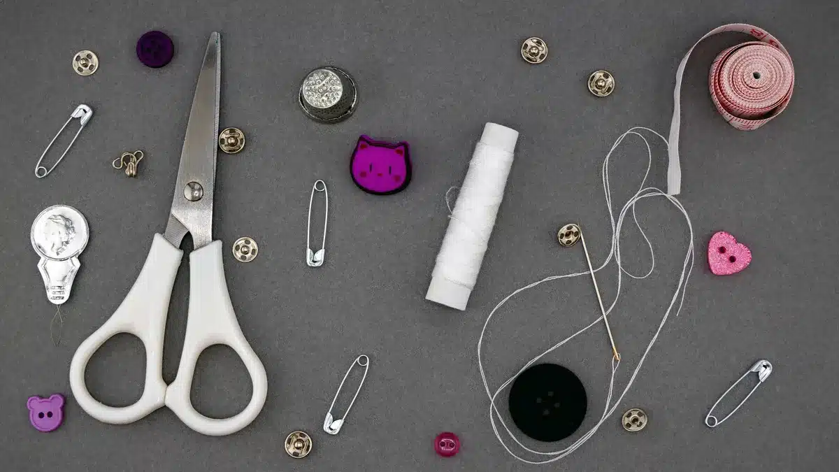 Outils de couture basiques : ciseaux, fil, aiguille et mètre pour fabriquer le sac