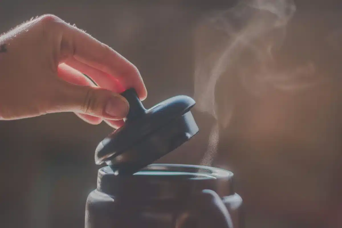 Préparation de pots avec paillage et vérification du système d'arrosage avant les vacances
