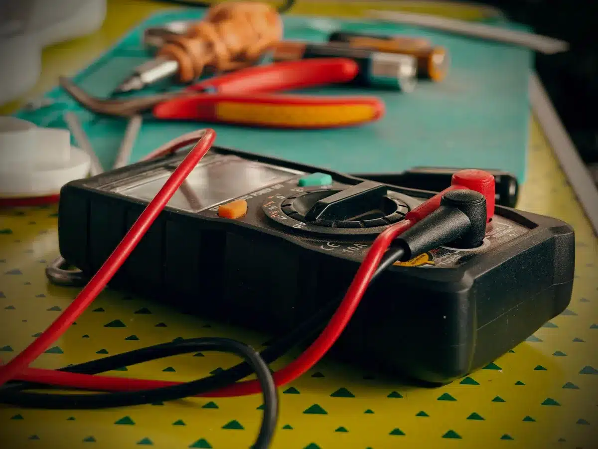 Outils électriques et matériaux pour la transformation d'un luminaire