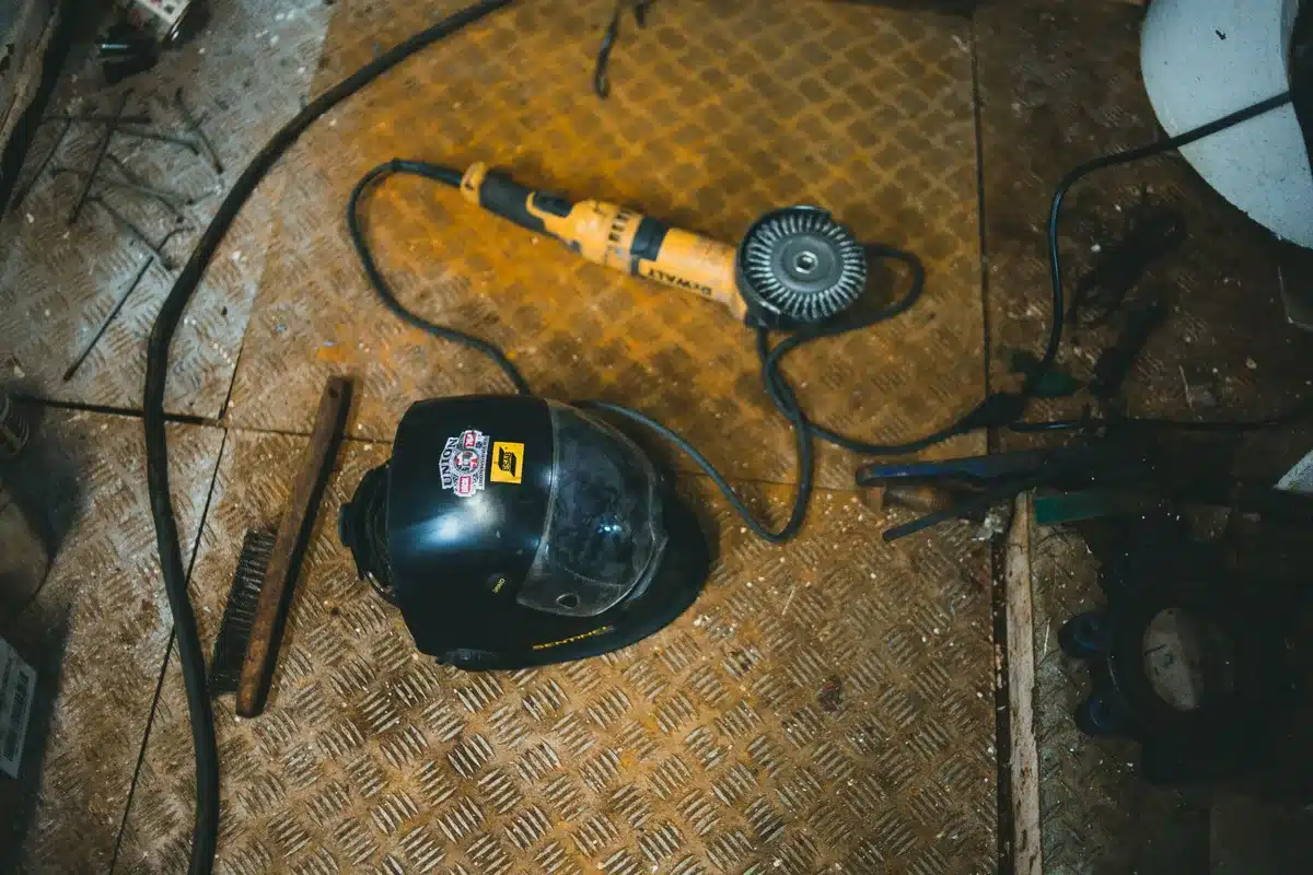 Outils et équipement de sécurité pour le travail du métal : perceuse, gants, lunettes