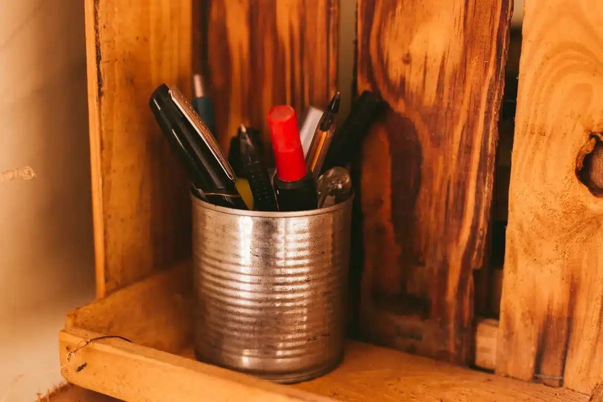 Objets chinés et matériaux de récupération prêts à être transformés en décoration