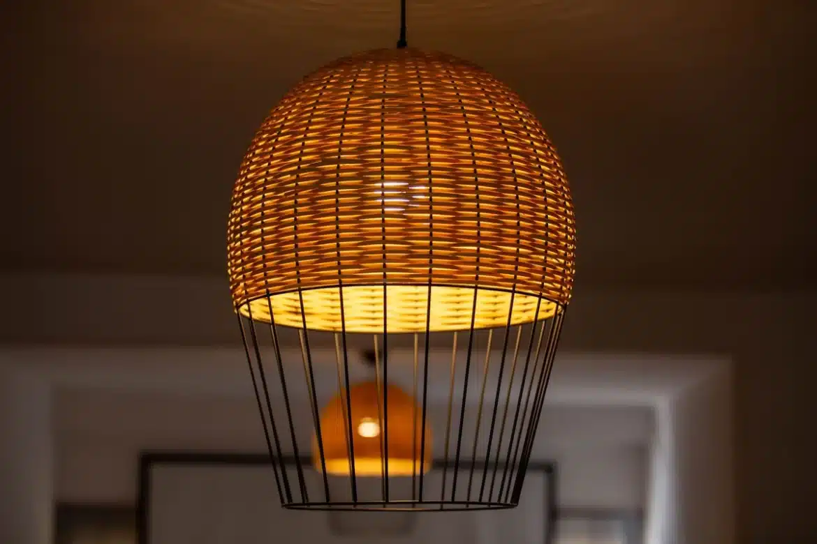 Suspension fabriquée à partir d'une grille de ventilateur ornée de fleurs séchées et décorée en style bohème