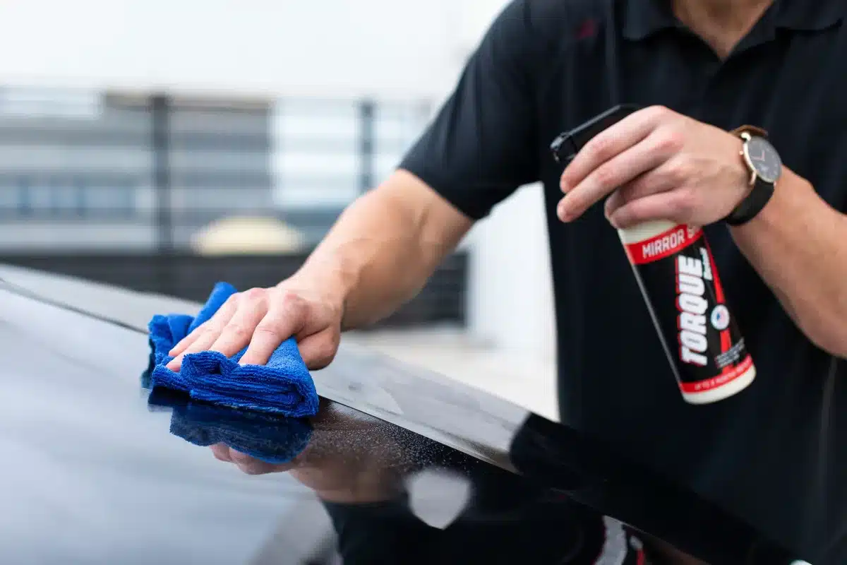 Deux seaux de lavage avec gant microfibre pour nettoyer la carrosserie sans rayures