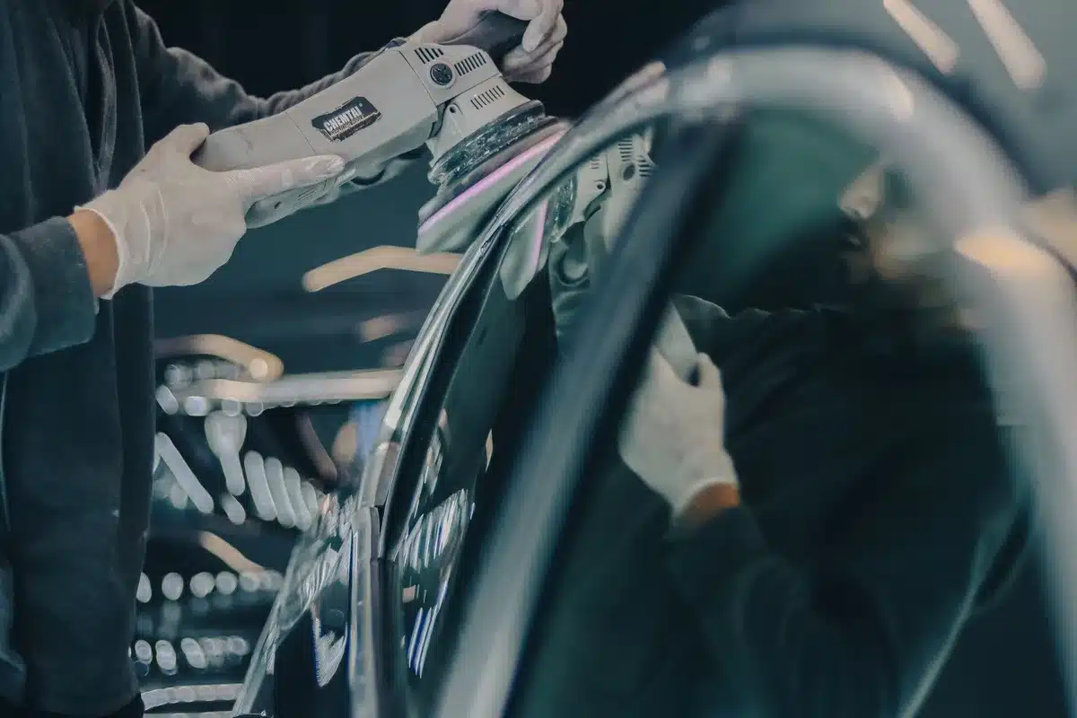 Application d'un polish sur carrosserie avec polisseuse orbitale professionnelle