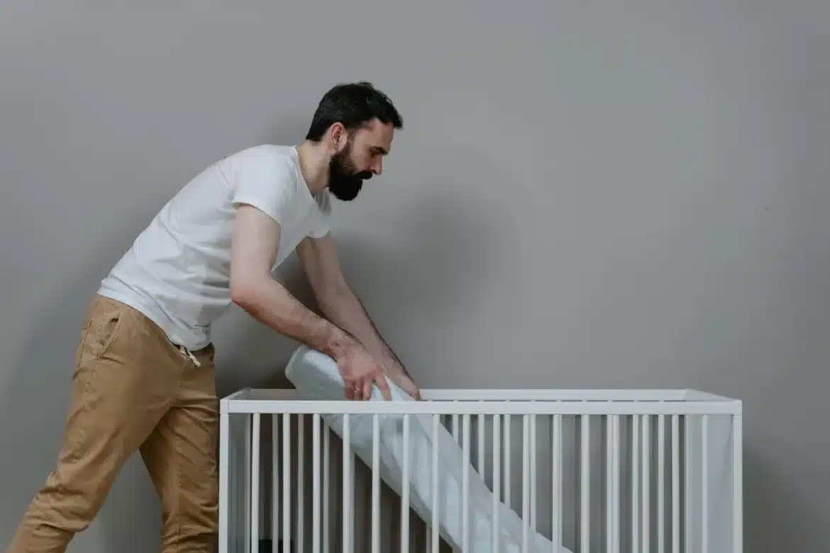 Inspection minutieuse d'une couture de matelas à la recherche de signes d'infestation