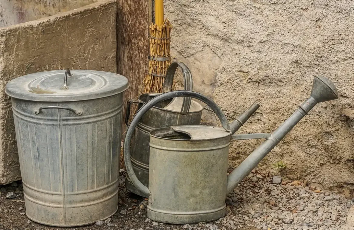 Facture détaillée et outils de jardinage sur une surface de travail