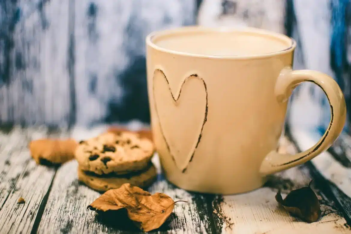 Détartrage d'une machine à café : versement de produit détartrant dans le réservoir d'eau