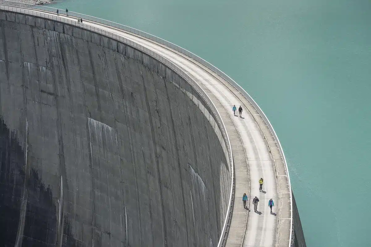 Barrage de castors ralentissant l'écoulement d'une rivière et formant une mare
