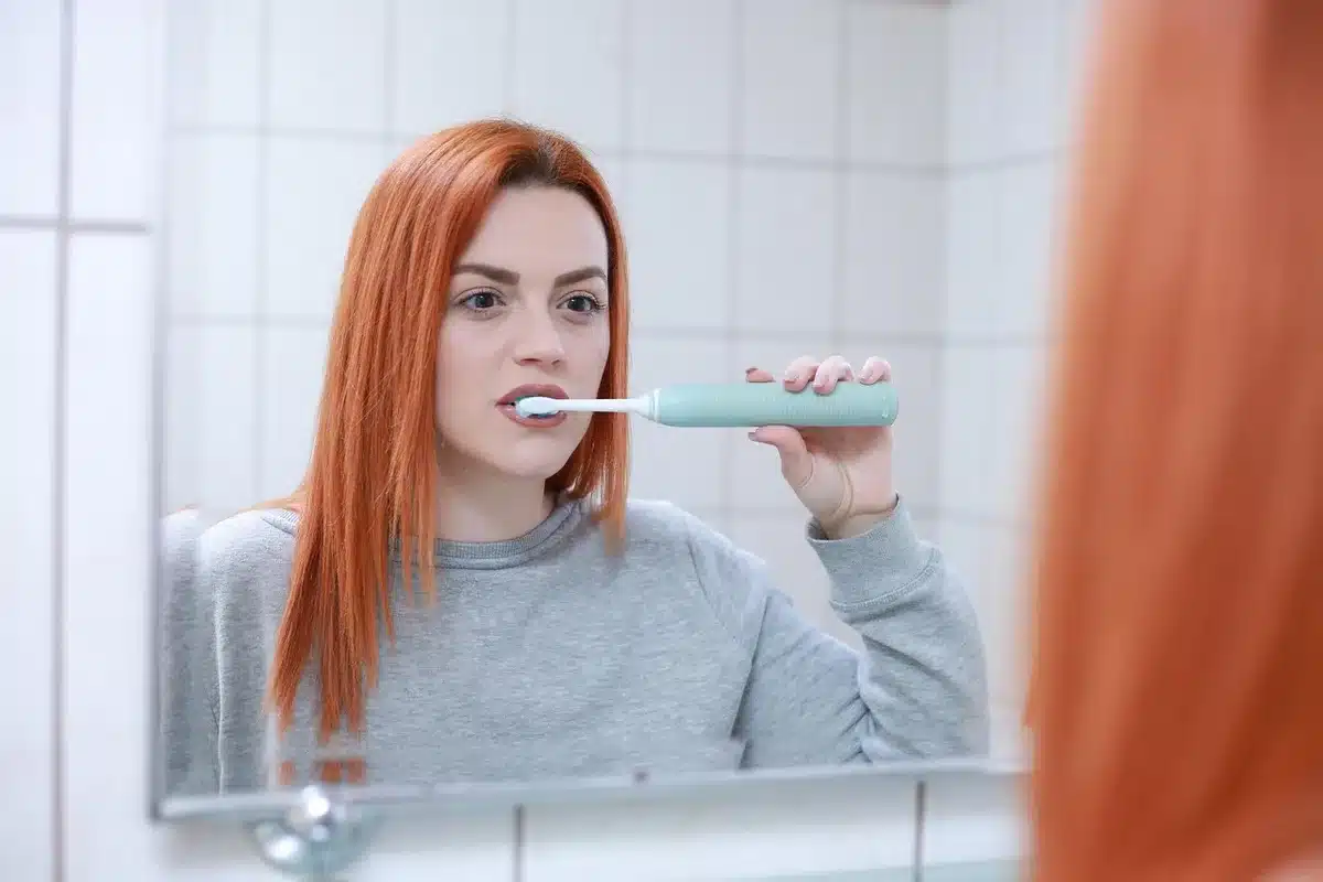 Brosse à dents et vinaigre blanc pour nettoyer les joints de carrelage