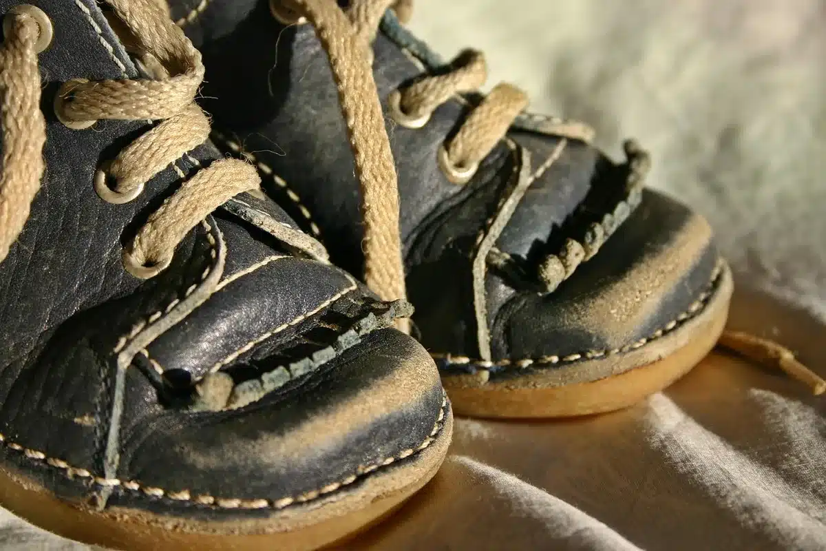Application d'un finisher sur une sneaker en cuir