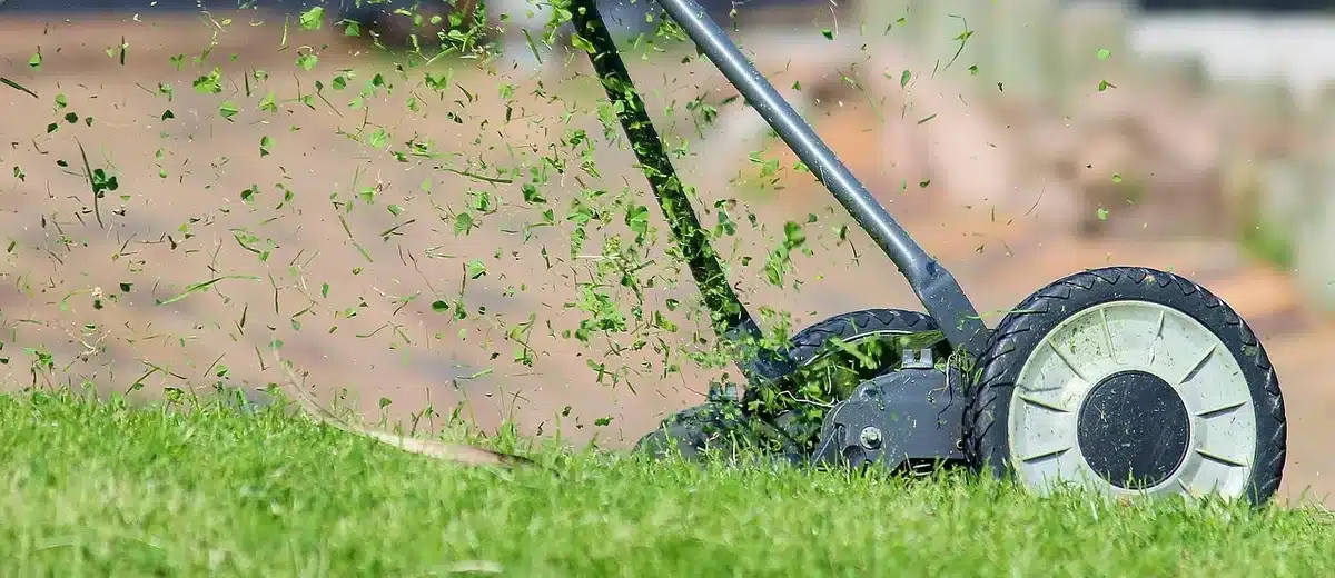 Technicien consultant un manuel d'utilisation près d'outils sur un établi