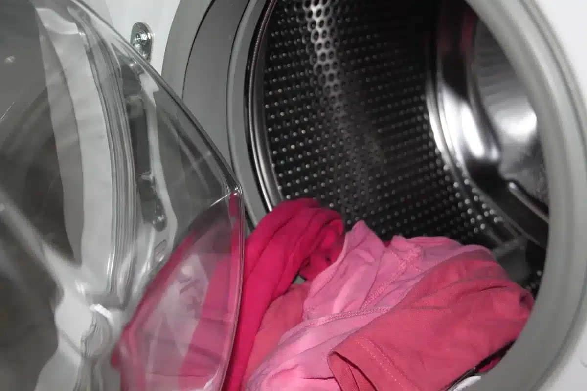Machine à laver avec linge chaud prête pour un cycle à 60 °C