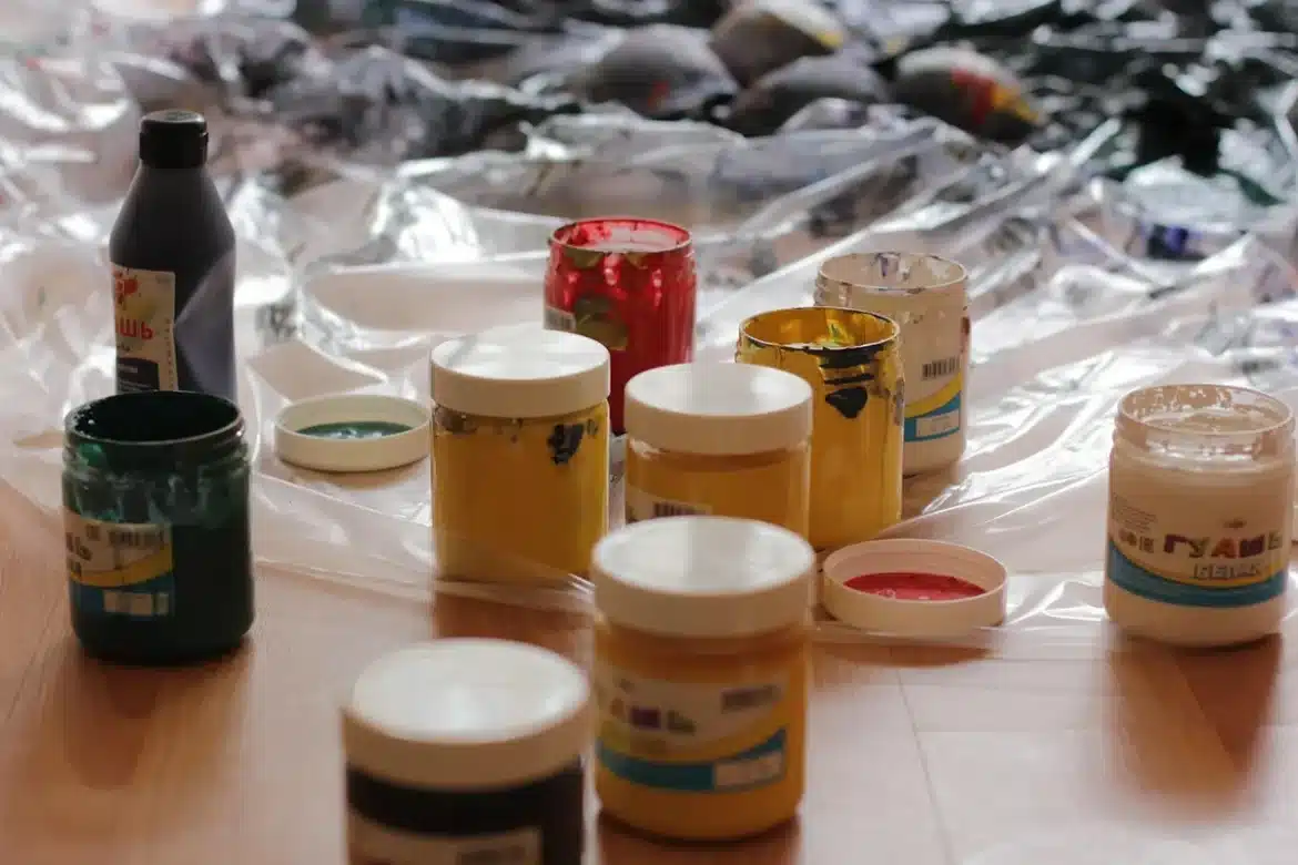 Palette de peintre avec nuances brunes et ocre pour simuler le bronze, atelier en plein jour