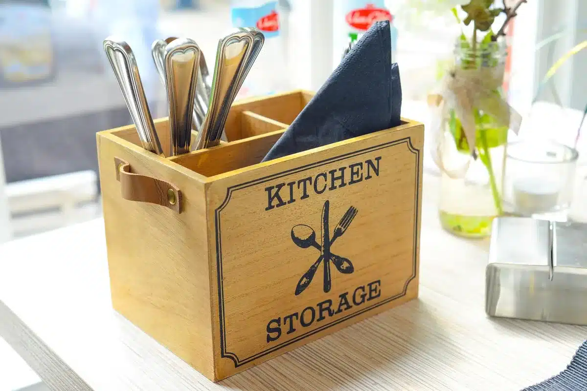 Outils de préparation : ponceuse, papier abrasif et chiffon sur un établi