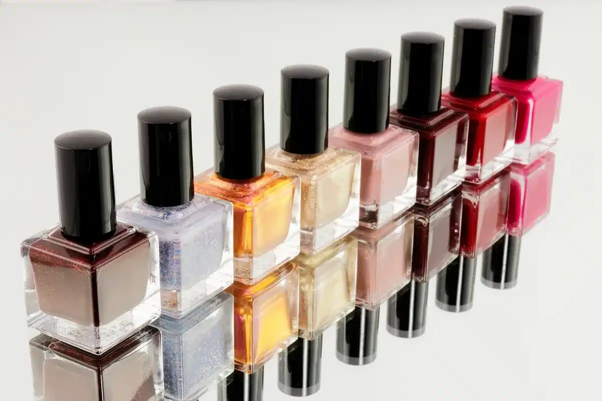 Application de vernis au pinceau sur une porte en bois, travail dans le sens du fil