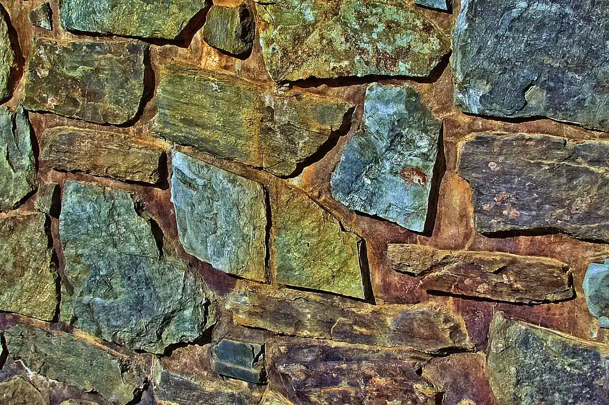 Détails de matériaux naturels: bois clair, pierre et textiles en lin