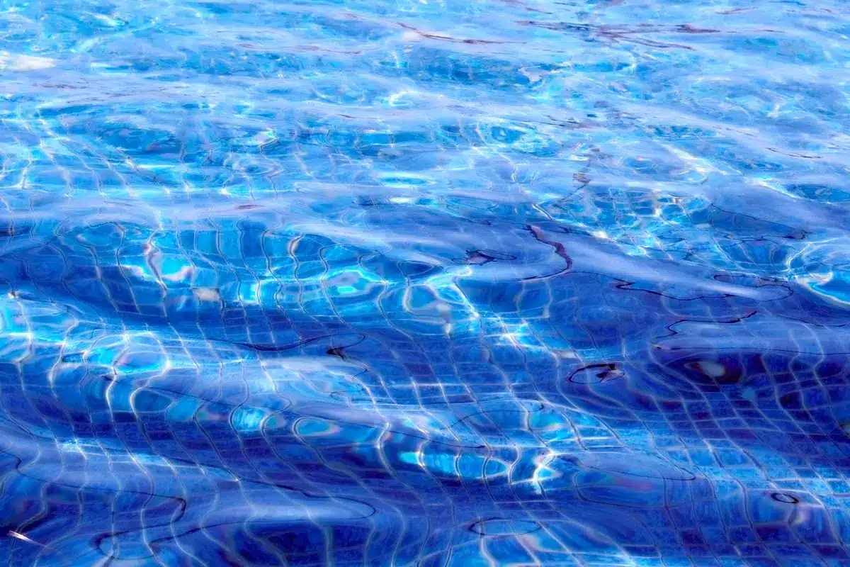 Capteurs de mesure et analyseurs d'eau de piscine dans une installation technique