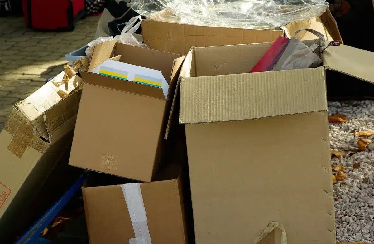 Différents types de cartons bruns ondulés posés à côté d'un potager