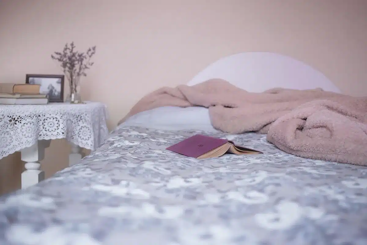 Protège-matelas imperméable posé sur un matelas dans une chambre en journée