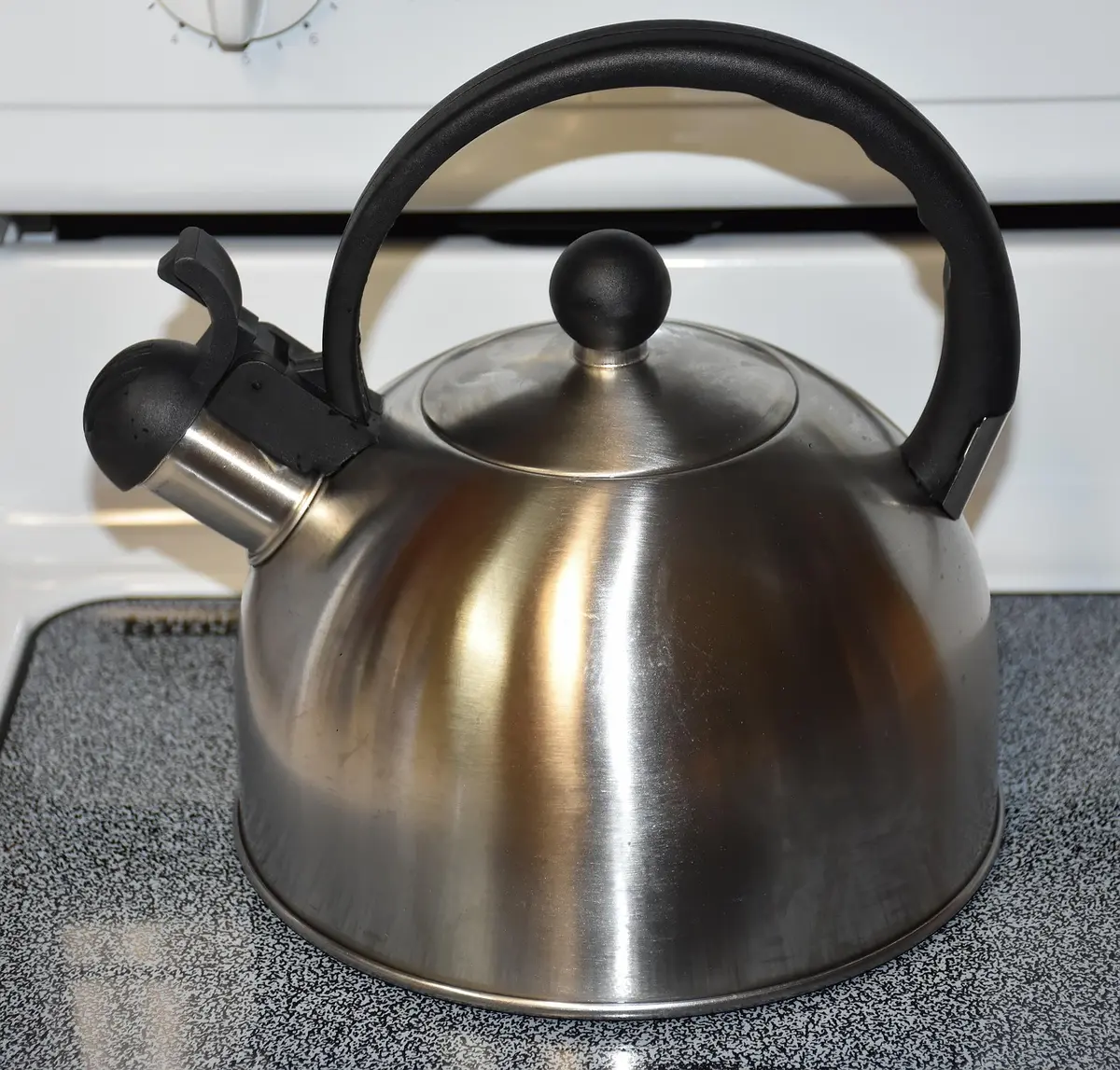 Marc de café humide utilisé pour frotter une casserole