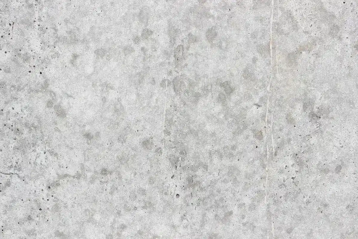 Mur ancien en cours de préparation avec traces d'enduit et primaire à appliquer
